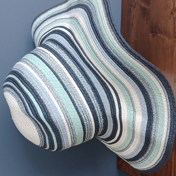 Hat - Picture 3 of 14